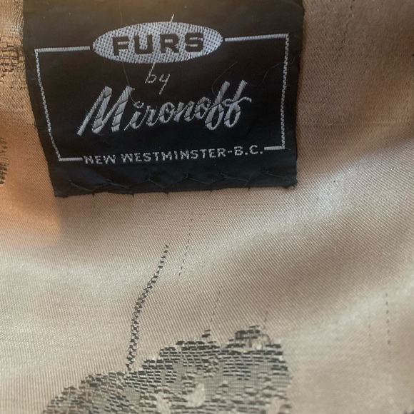 This gorgeous near perfect condition blonde Mink is by Mironoff Furs - Picture 9 of 9